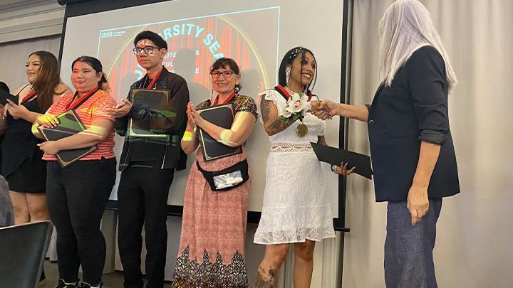 A DEBER student receives the University Seal of Biliteracy & Cultural Competence